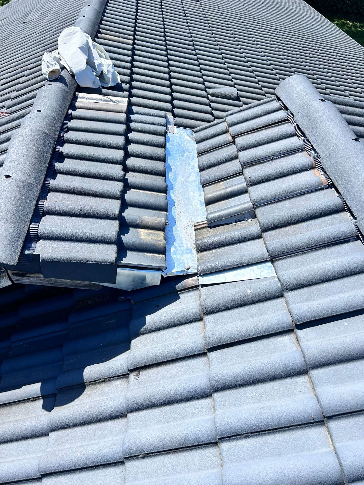 Après travaux - Caniveau en zinc sur-mesure entre deux pans de toiture