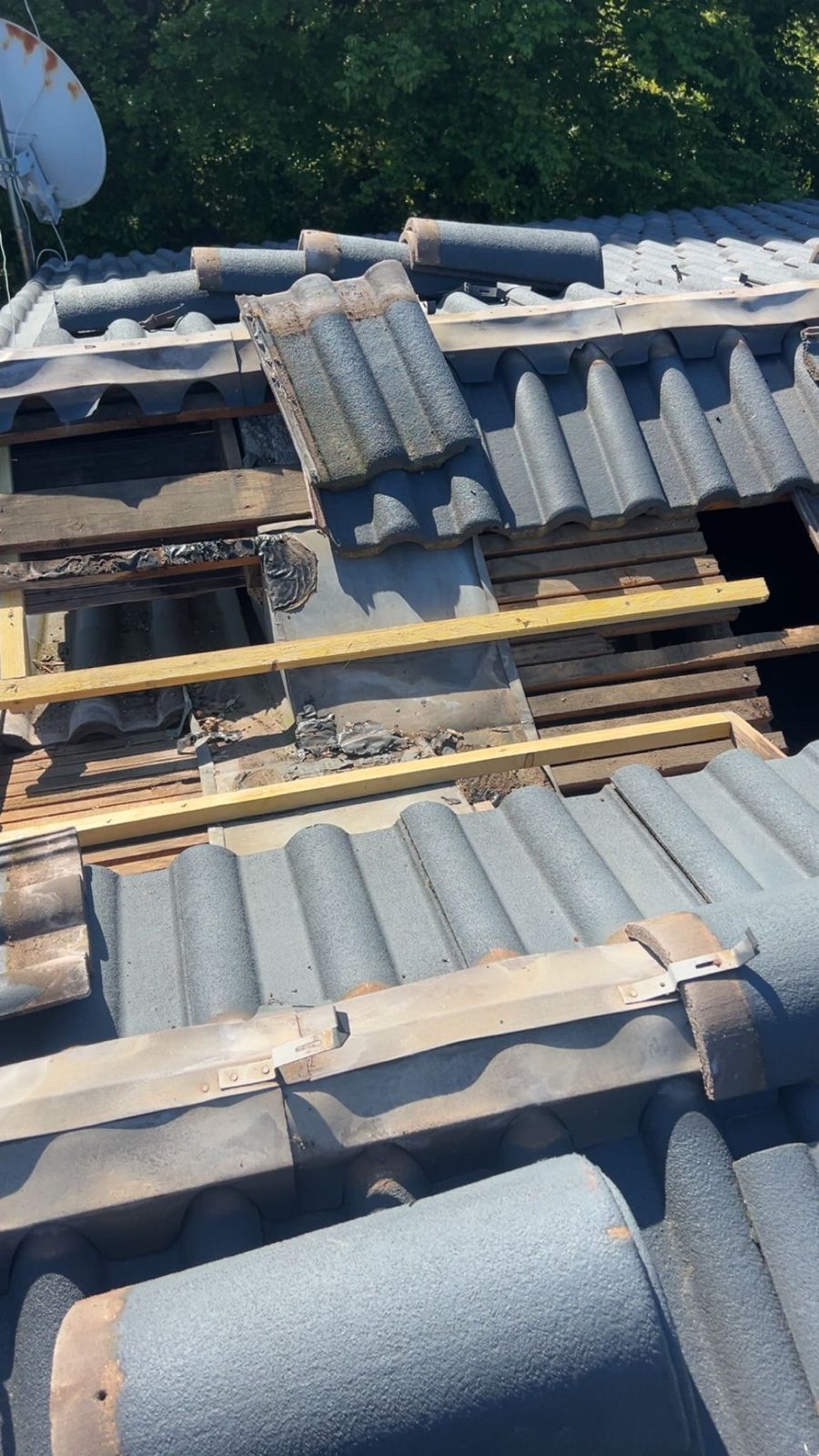 Avant travaux - Toiture en cours de démontage pour pose de caniveau en zinc