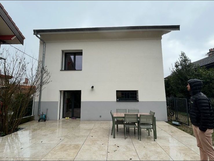 Avant travaux - Façade arrière de maison avec ancien système de gouttières