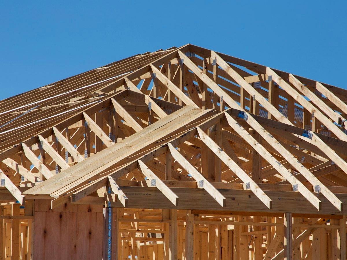 Charpente en bois en cours de pose sur une maison